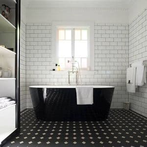 Flisene lagt på badet i sjakkmønster med sort badekar