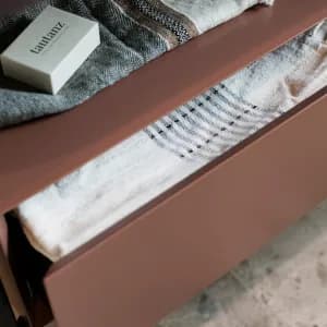 Interiøret går i en varm, rustbrun brun tone som Khan syns minner om den fine patineringen som kommer på kumlokk i Oslos bygater. Vinduet har flislagte karmer og slipper inn et mykt lys