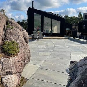 Platting av bruddskifer utenfor hytte
