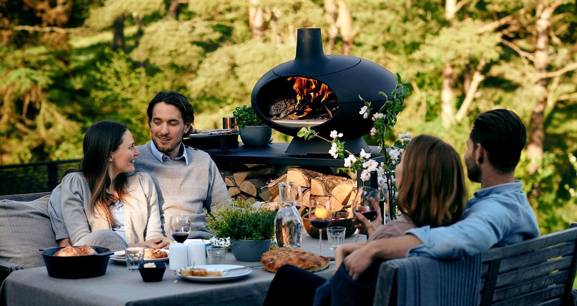 Morsø pizzaovn sammen med folk som koser seg en sommerkveld