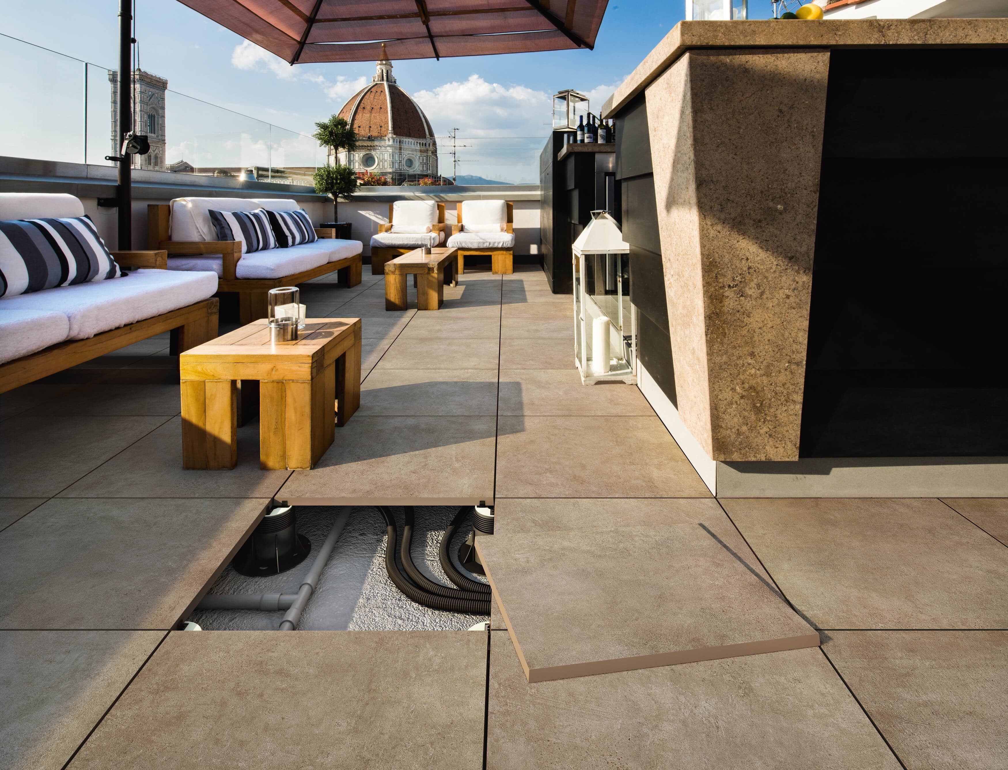 Systemgulv med 2 cm fliser lagt på terrasse